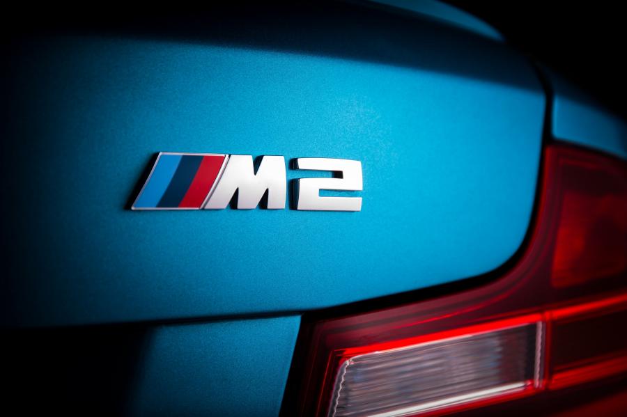 Логотип BMW M2 Coupe 2016 года  (UK) (фото 10 из 40)